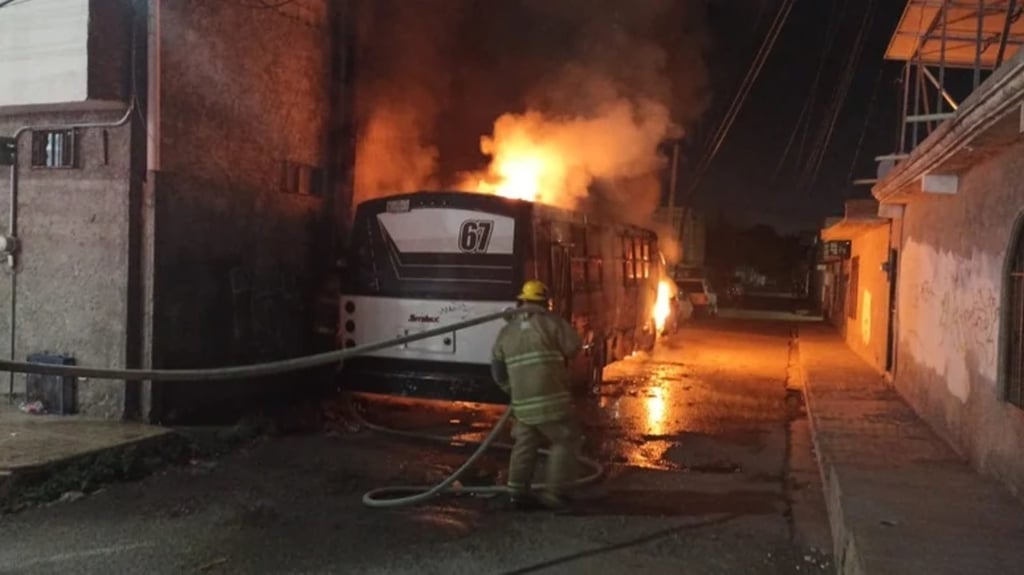 Hecho. Se incendió un autobús de pasajeros en la colonia Doroteo Arango, de Gómez Palacio.