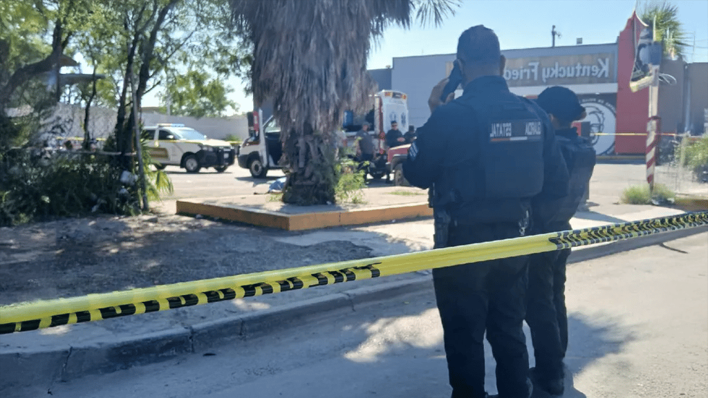 Abuelito fallece en plena calle; estaba esperando a su esposa