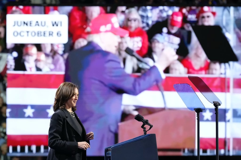 Harris cuestiona la salud mental de Trump tras recital de canciones en acto electoral