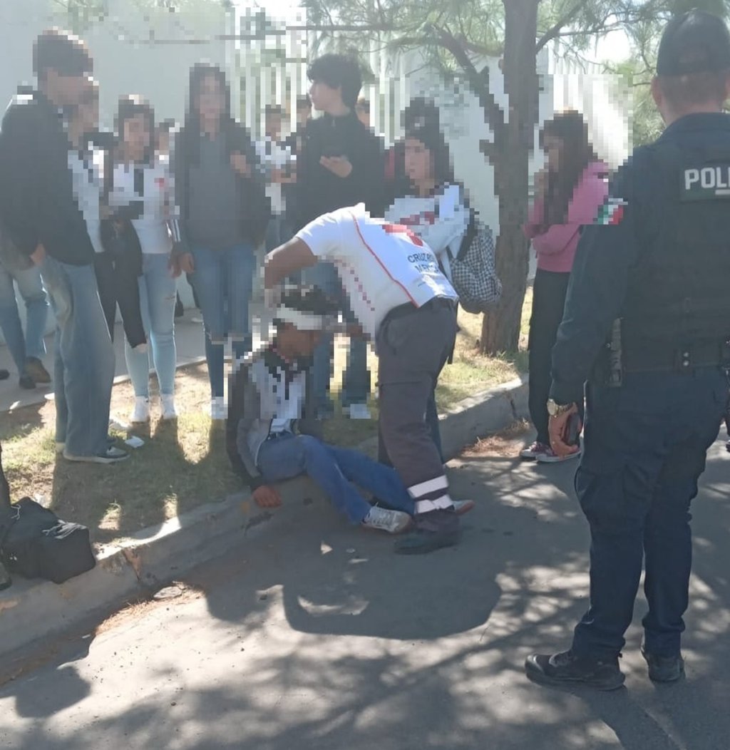 Un joven se lesionó tras caer de un camión de transporte público.