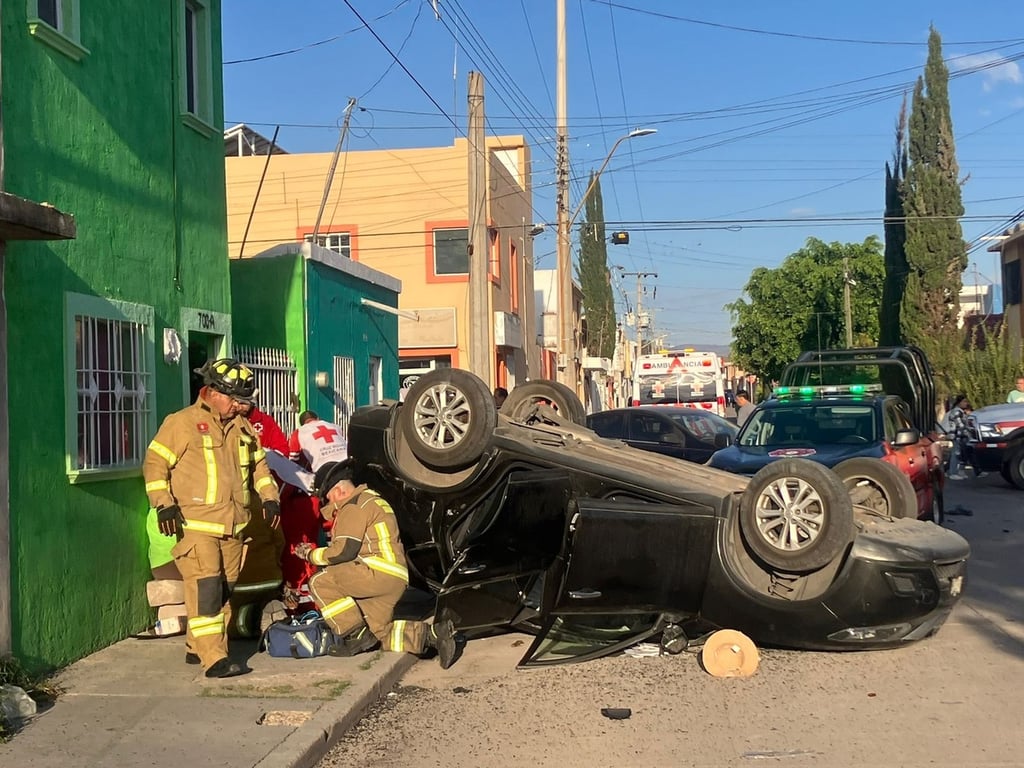 Accidente. La mañana de este martes se registró un choque-volcadura en 1 de Mayo y Abasolo, de la colonia IV Centenario.