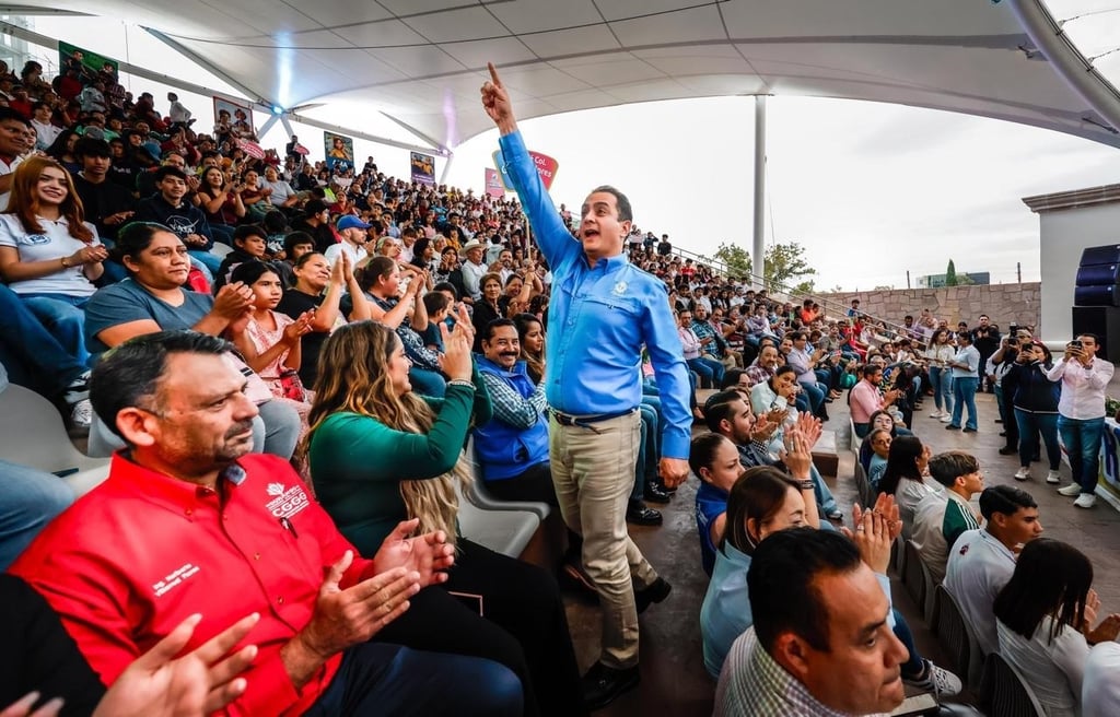 Participación. Toño Ochoa entregó reconocimientos a la gran familia.