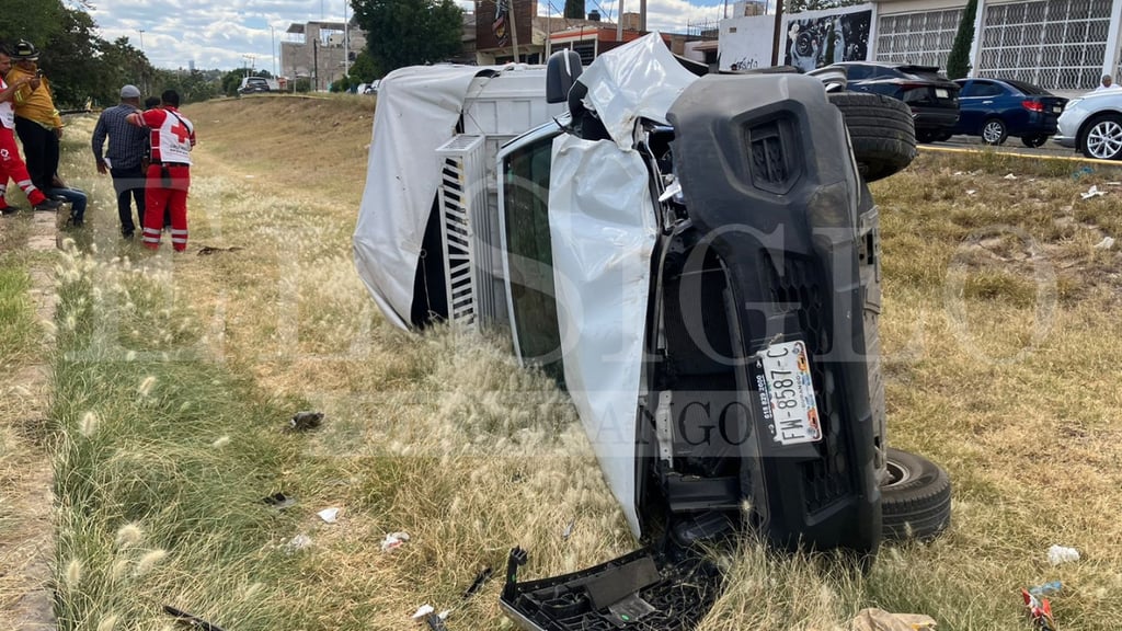 Vuelca camioneta sobre bulevar Armando del Castillo Franco; dos lesionados leves