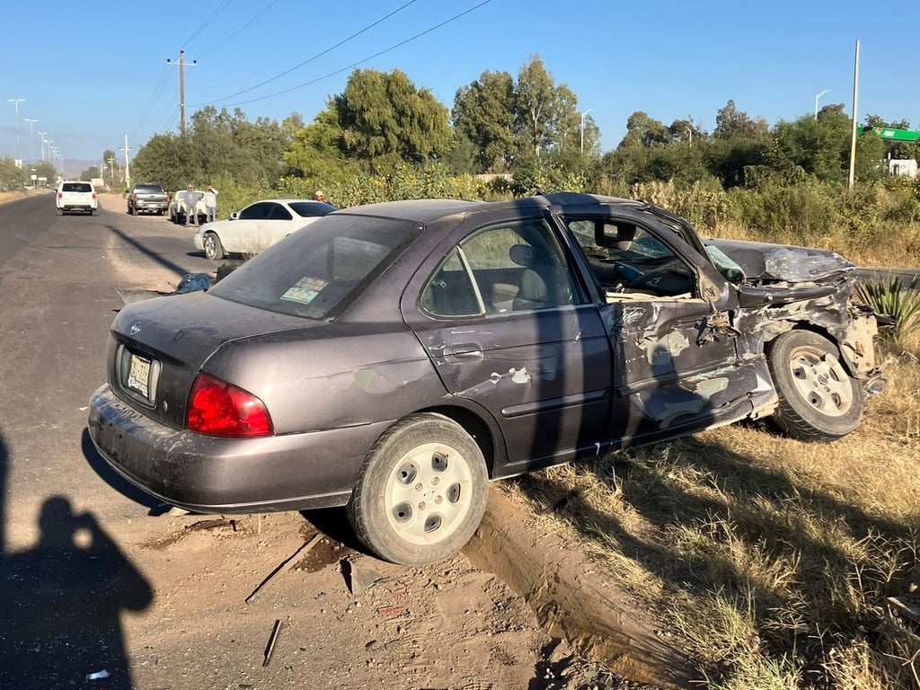 Accidente. Dos lesionados resultaron en un fuerte choque en carretera a Mezquital y bulevar Río Grande, entre un compacto y un camión de volteo.