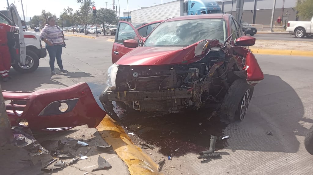 Par de vehículos colisionan en Libertad y Jesús García; ambos alegan luz verde