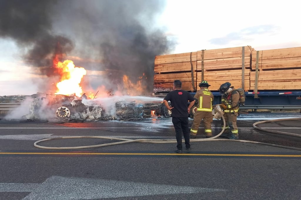 Incendio consume tráiler en libramiento a Mazatlán