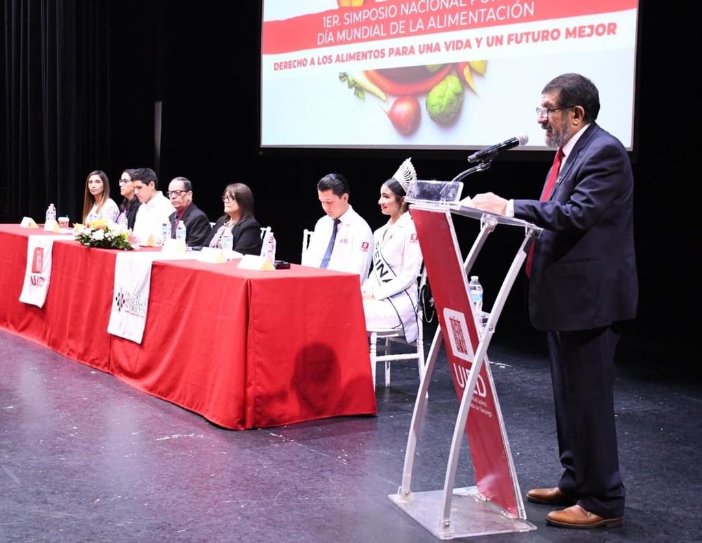 El Dr. Humberto Orozco Renz dio la bienvenida a conferencistas, docentes, estudiantes y público. 