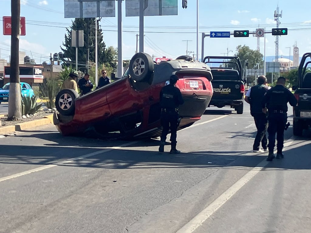 Se registra volcadura en bulevar Luis Donaldo Colosio; un automóvil se les atravesó