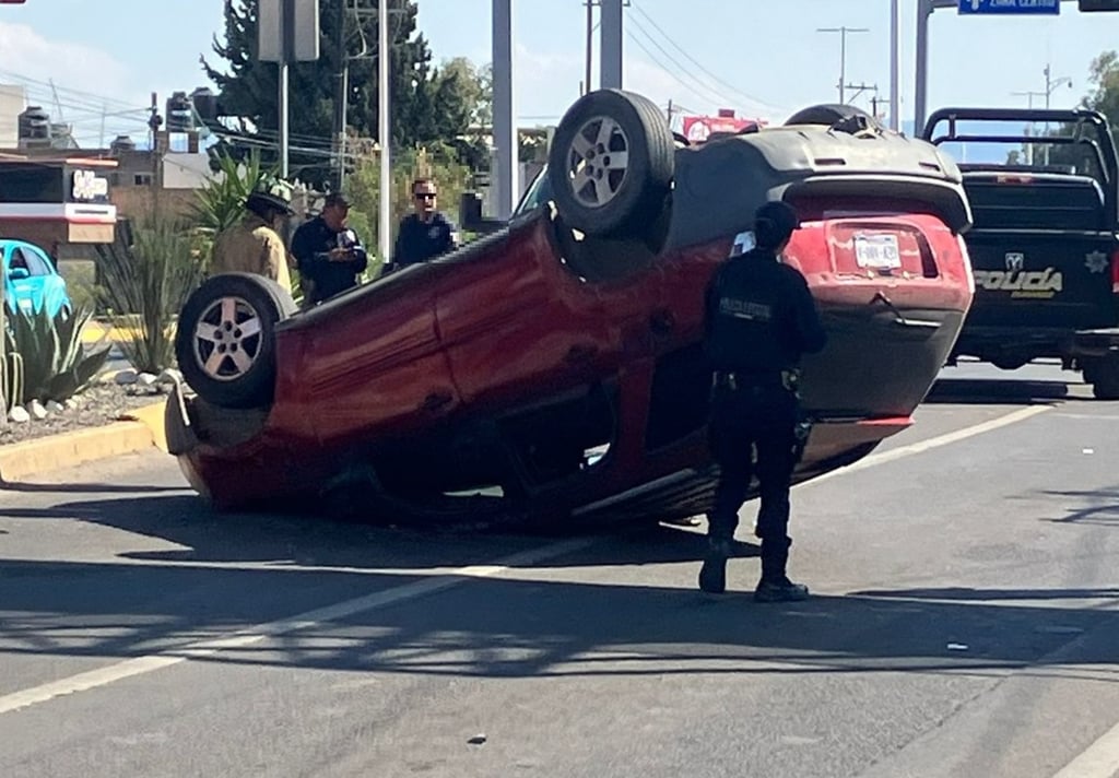 Accidente. Conductor perdió el control de su camioneta y volcó en bulevar Luis Donaldo Colosio.