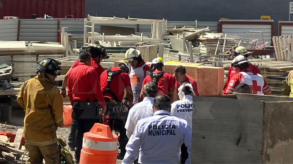 Hombre cae por accidente a fosa ubicada en terrenos de Walmart El Edén | VIDEO