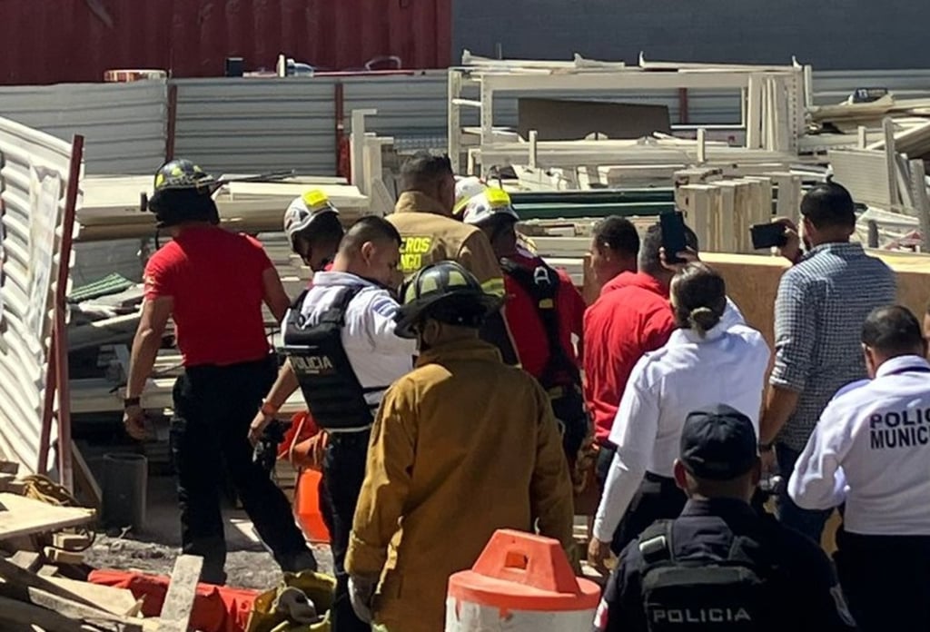 Un hombre fue rescatado del fondo de un tanque de tormentas de un centro comercial; se cree que tenía un día ahí lesionado.