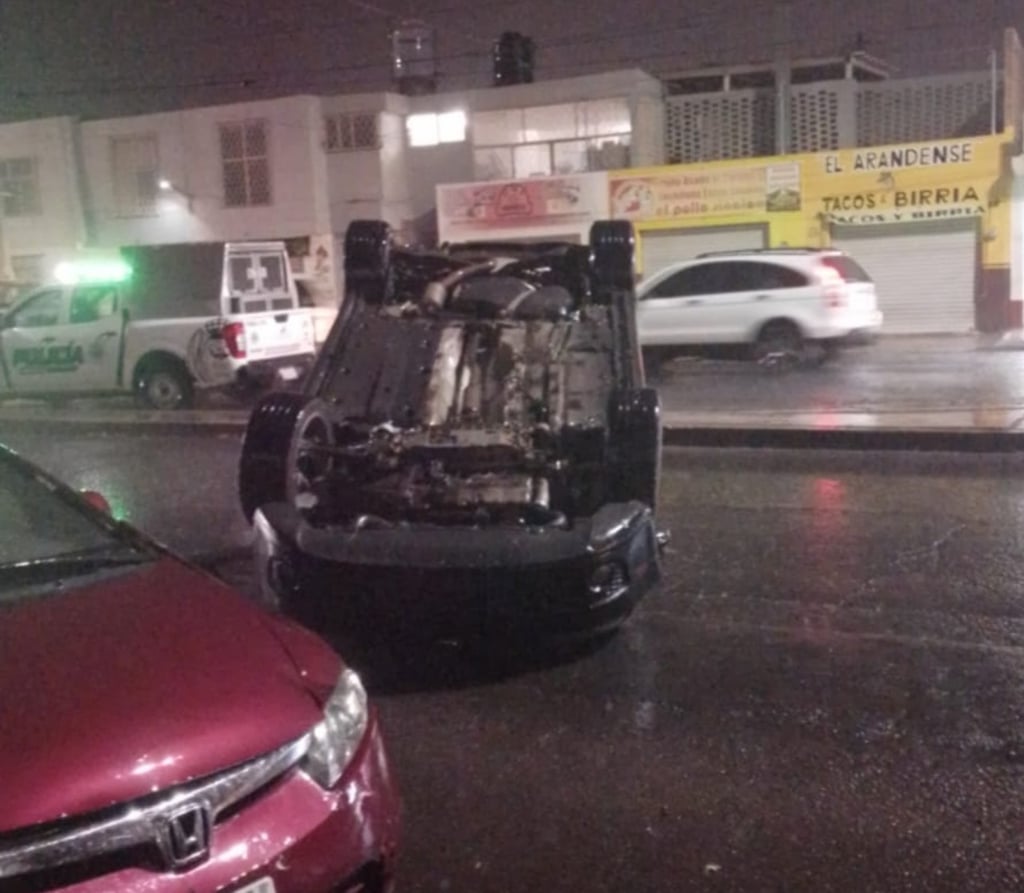 Accidente. En medio de la lluvia ligera de lunes por la noche, un vehículo volcó en Enrique Carrola Antuna.