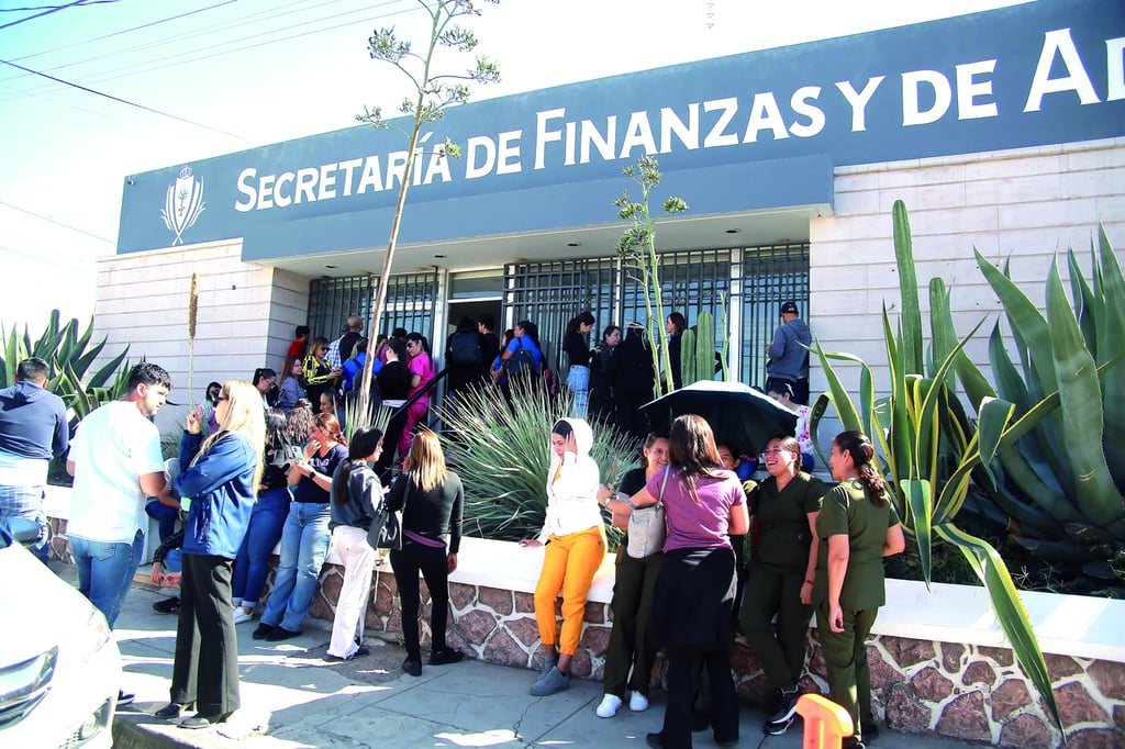 Protesta. La mañana del jueves, trabajadores del sistema CADI se manifestaron en la Secretaría de Finanzas del Estado.