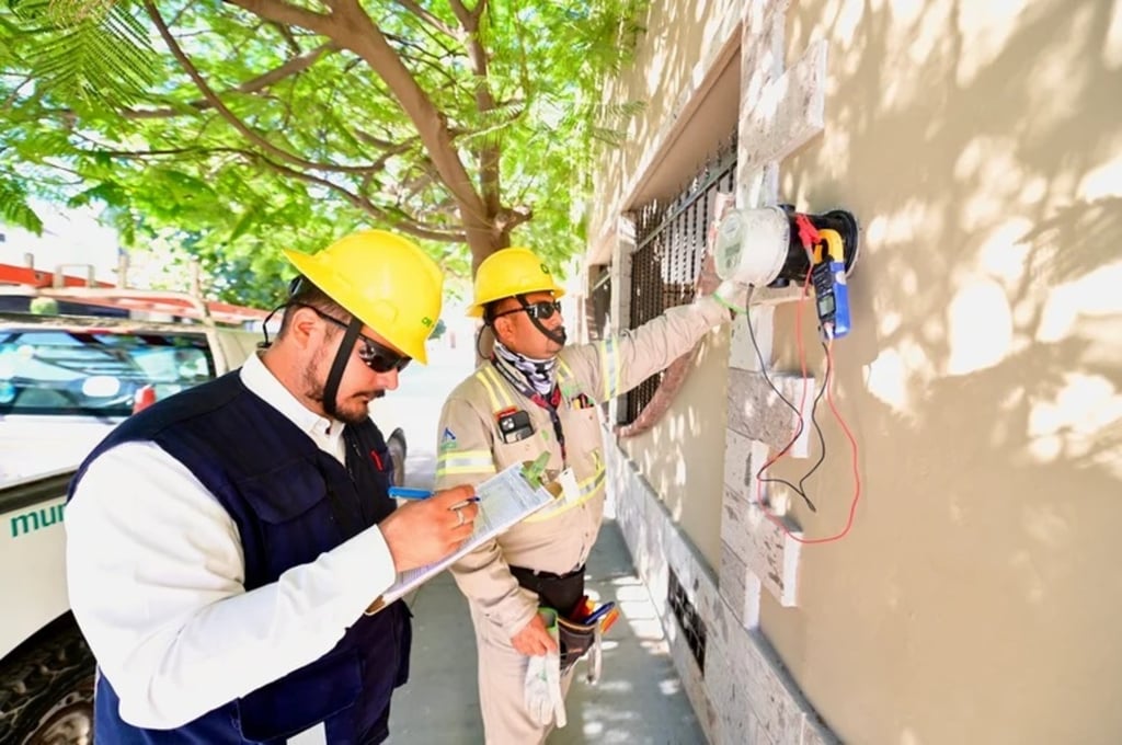 Trabajo.  La Comisión Federal de Electricidad realizó un operativo en Villa Jardín, en Lerdo. Se extreman precauciones por seguridad del personal.