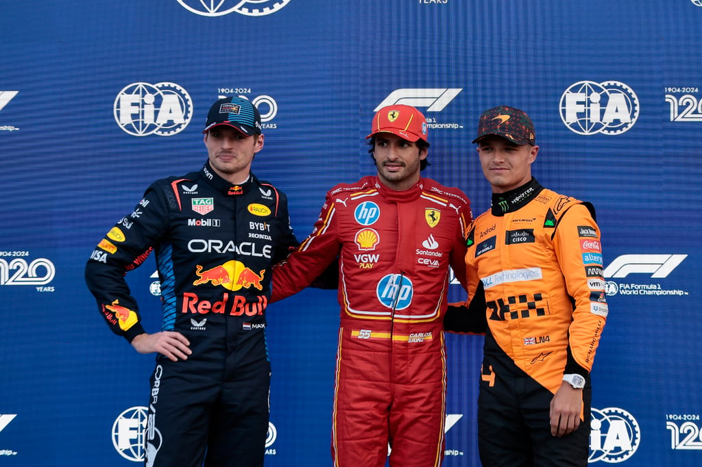 Primera fila. Los pilotos Max Verstappen (i) de Red Bull Racing, Carlos Sainz (c) de Ferrari y Lando Norris de McLaren, posan este sábado al final de la sesión de clasificación del Gran Premio de Fórmula 1.