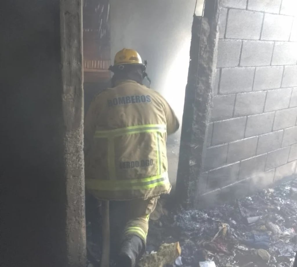 Servicio. Bomberos de Lerdo sofocaron un incendio en colonia San Isidro, en Lerdo.