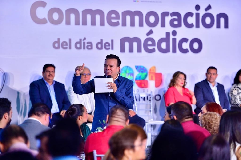 Presencia. El gobernador Esteban Villegas celebró el Día del Médico en La Laguna con una amena convivencia, donde estuvo acompañado de la alcaldesa, Leticia Herrera.