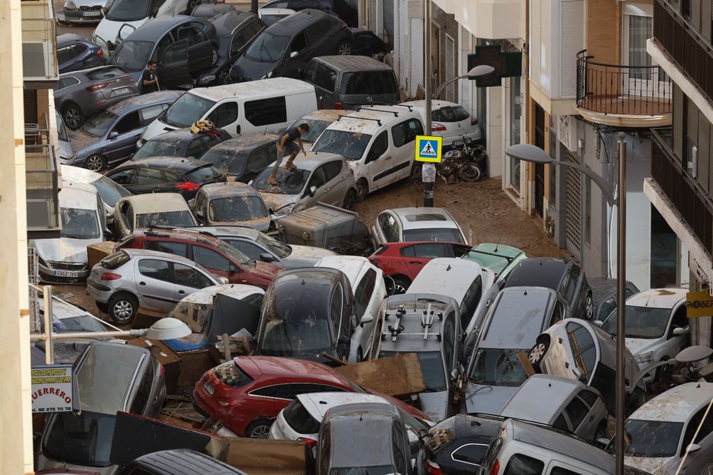 España declara 3 días de luto por víctimas de intensa inundación; Valencia es la más afectada