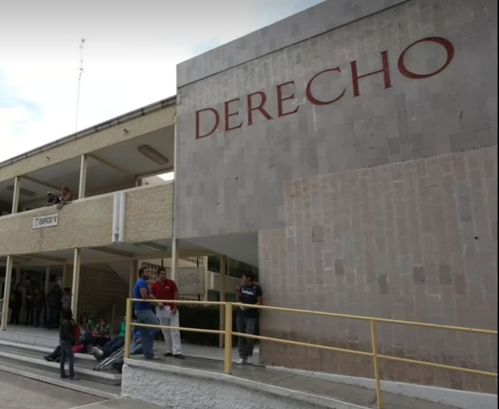 Cien estudiantes de la UJED tienen su titulación retrasada