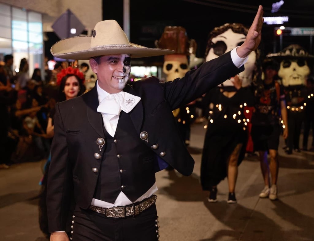 Personaje. Toño Ochoa, caracterizado como el Charro Negro, recorrió el desfile saludando a los asistentes.