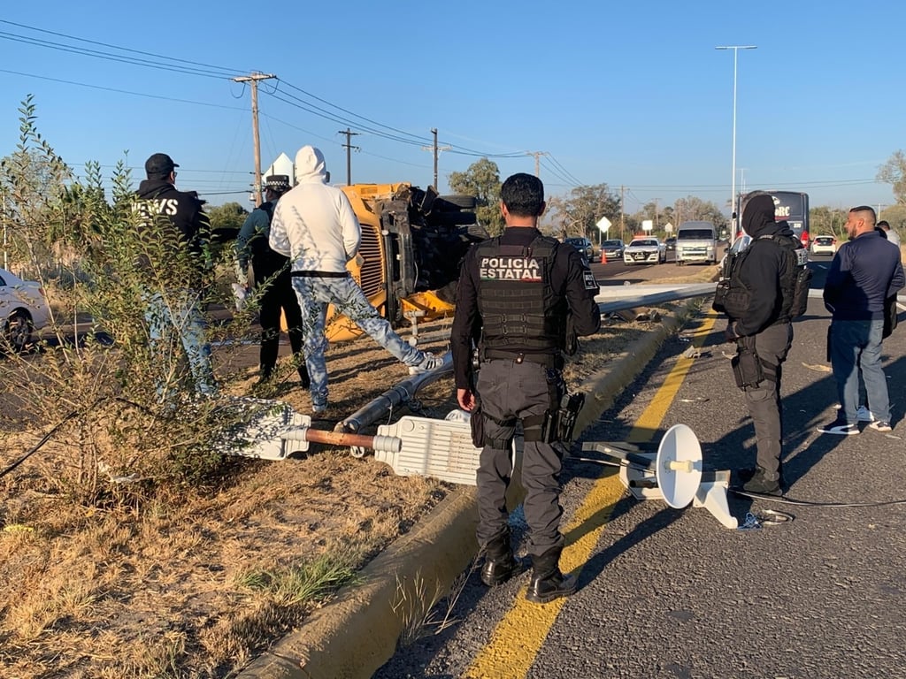 Accidente. En la volcadura de un autobús de transporte de personal de una maquiladora, un taxista no se percató del hecho y provocó la lesión de una agente de la Policía Estatal.