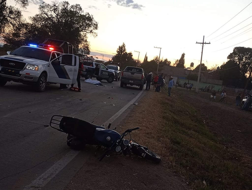 Saldo. Un motociclista resultó lesionado y otro falleció al ser embestido por un carro deportivo.