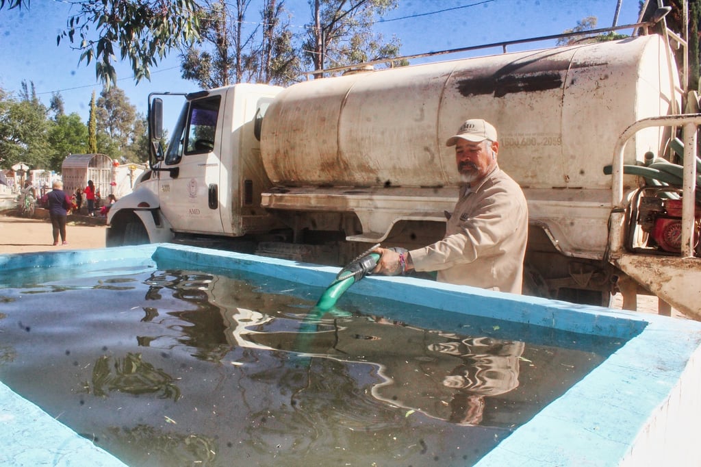 Apoyo. Al menos dos pipas permanecerán en cada panteón para abastecer de agua a quienes lo requieran.