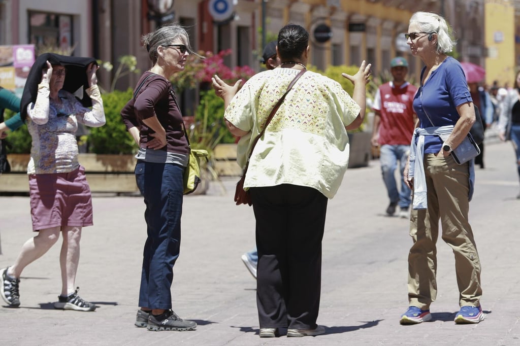 Turistas caminan seguros en el centro de Durango