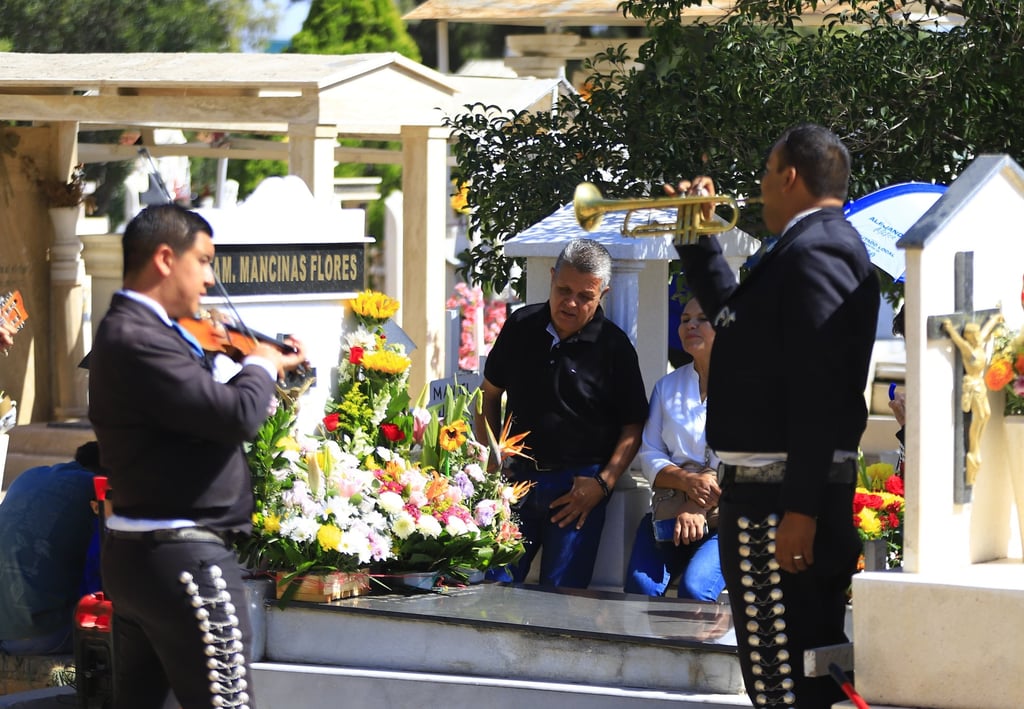 Día de Muertos: Entre tumbas y flores, duranguenses honran a sus difuntos