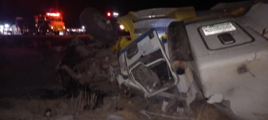 Accidente. Choque carretero dejó a un chofer de carga sin vida y otro lesionado grave.