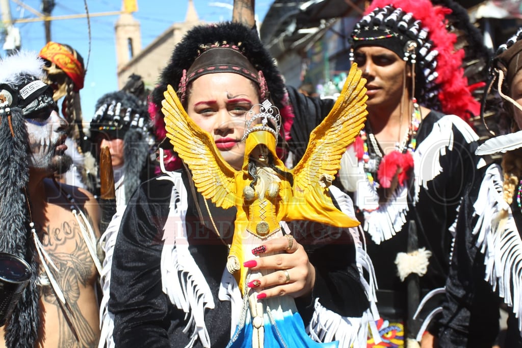 Devotos celebran a la Santa Muerte