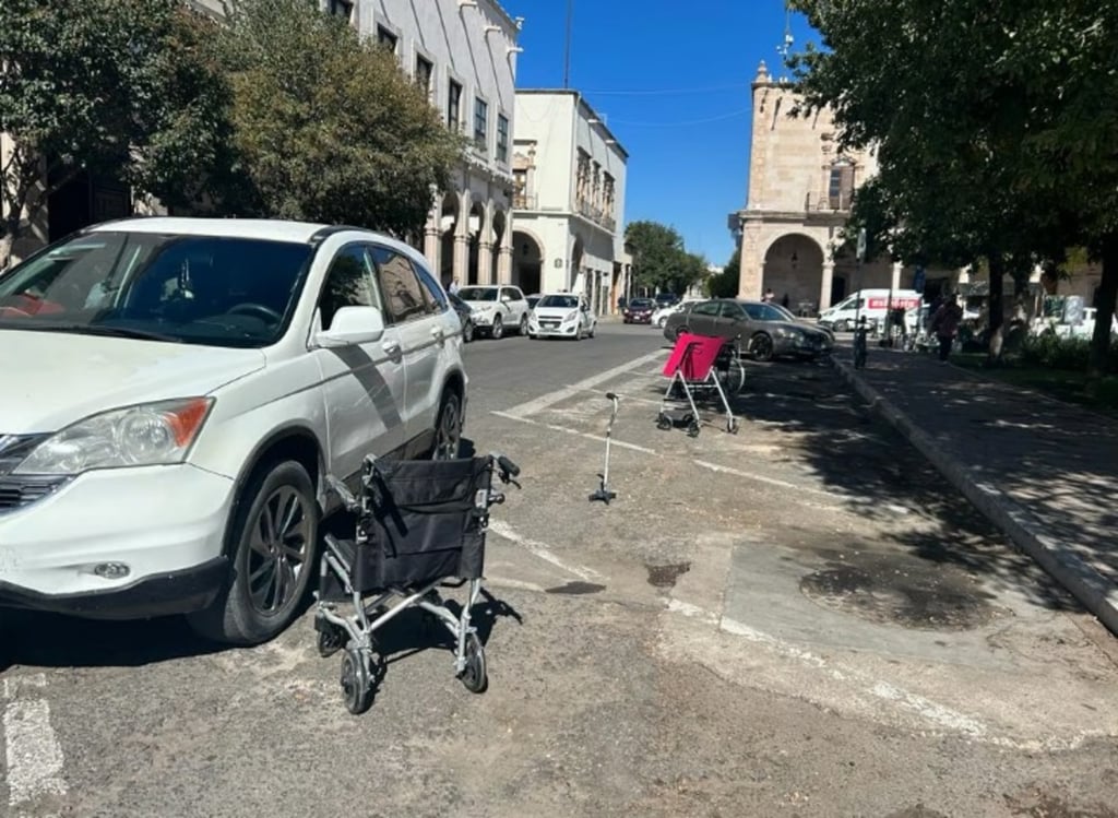 Discapacidad. Se debe ampliar el número de cajones de estacionamiento para personas con discapacidad, de acuerdo a las normas. 