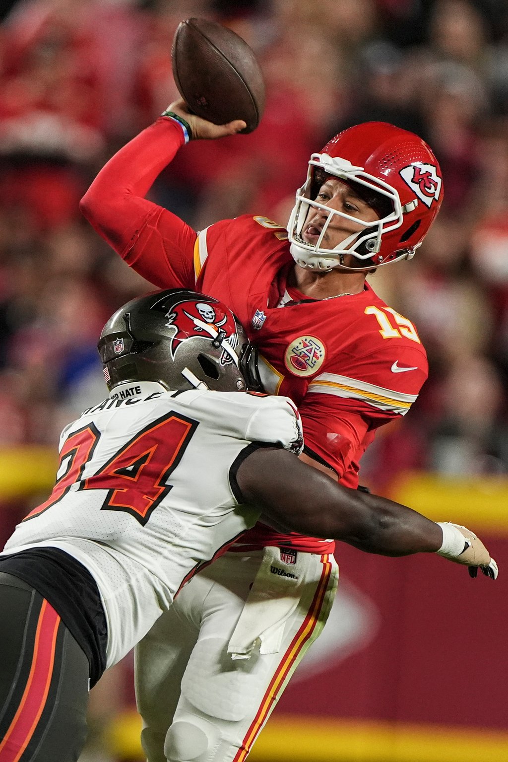 Batalla. Los Kansas City Chiefs batallaron para vencer a Tampa Bay en la fecha 9 de la NFL.