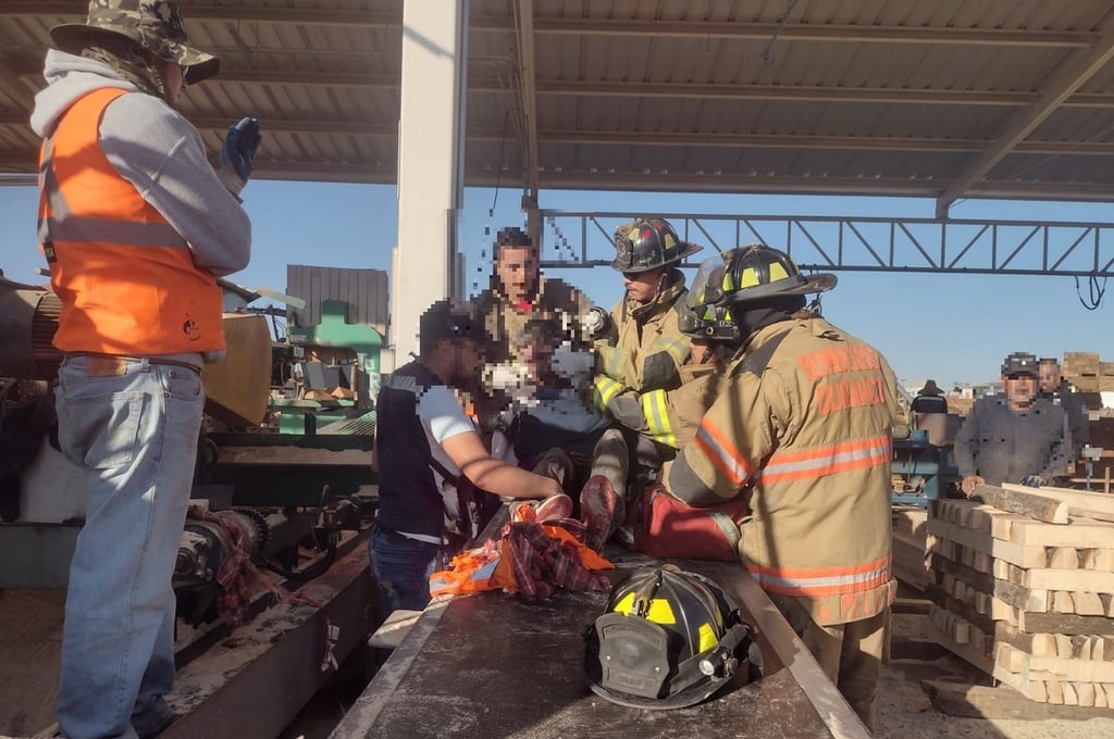 Situación. Un hombre trabajador maderero sufrió una lesión al ser atrapado por una banda transportadora de aserrín.