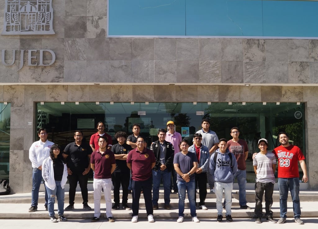 Armando Sáenz Esqueda y Fabián Gallegos, docentes de la FICA en el área de Ingeniería en Tecnologías Computacionales, fungieron como preparadores de los 15 alumnos.