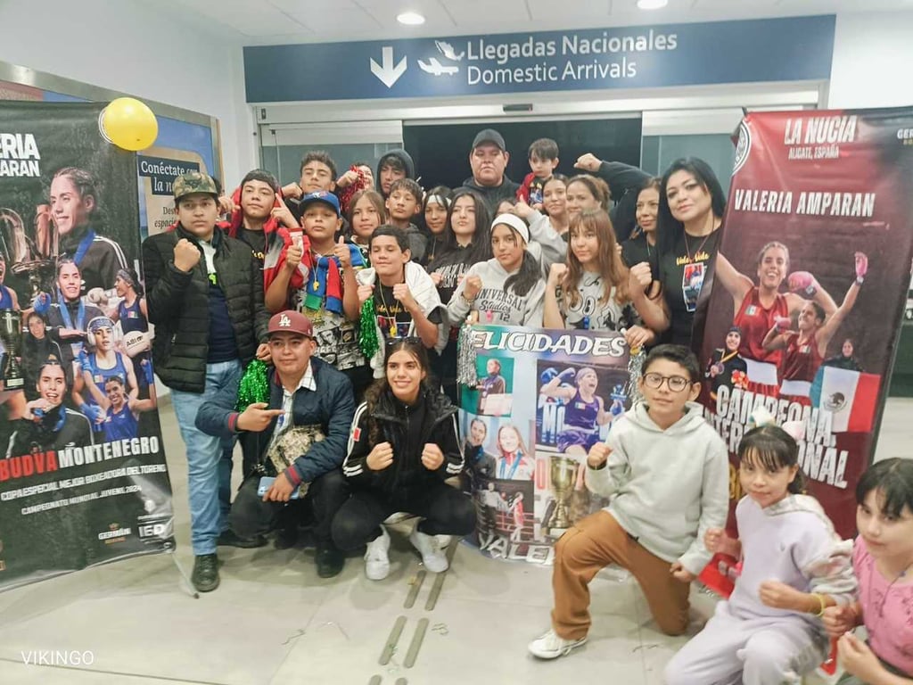 Bienvenida. Amigos y comunidad asistieron al aeropuerto a recibir a Valeria Amparán a su regreso a casa como campeona del mundo.