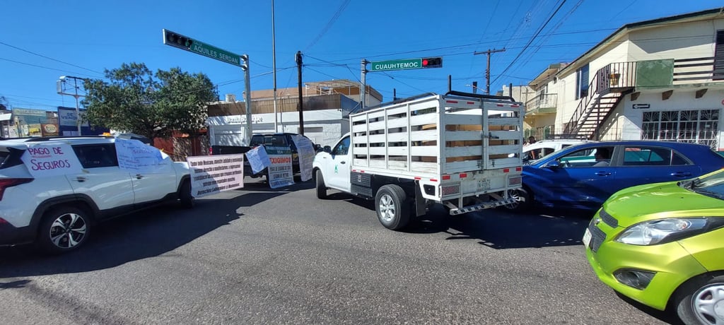 Maestros jubilados protestan y cierran la avenida Cuauhtémoc 