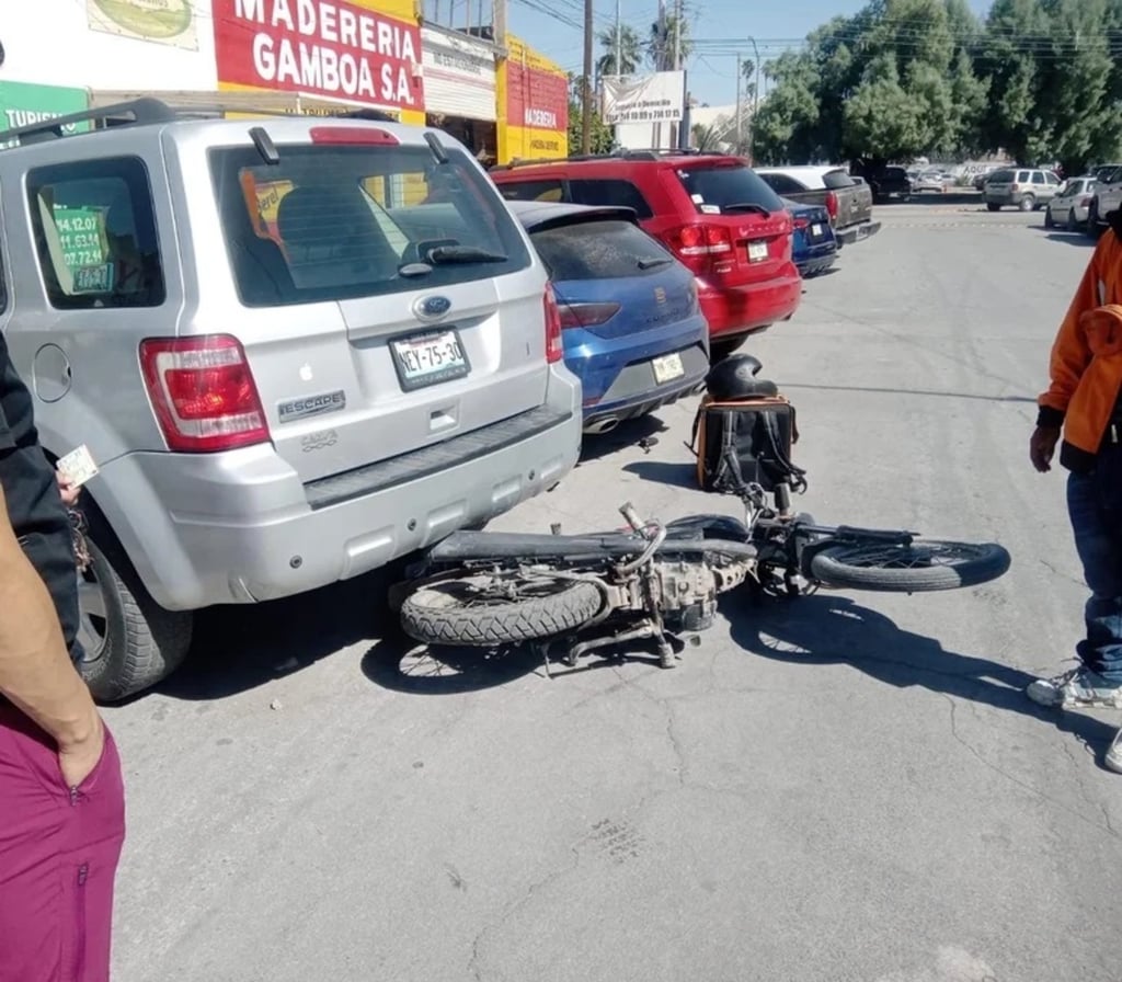 Choque. Un motociclista fue proyectado contra una camioneta tras un choque en Gómez Palacio.