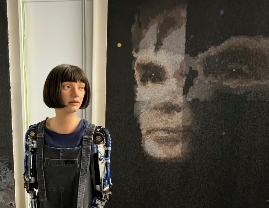 Creación. El robot, que tiene el aspecto de una mujer, hizo una serie de 15 pinturas de Alan Turing en solo ocho horas.