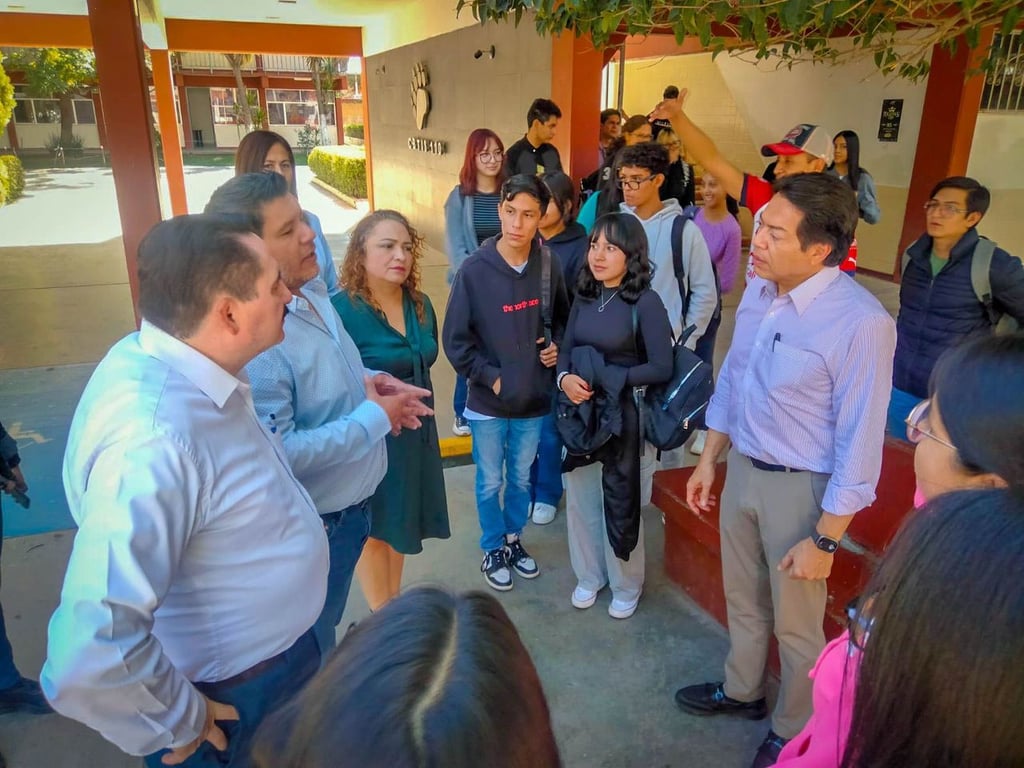 Presencia. Mario Delgado visitó de forma inesperada algunos centros de Educación Media Superior.