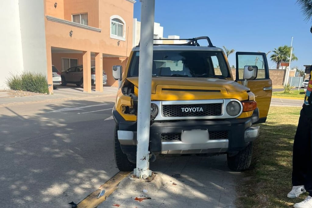 Adolescente impacta camioneta contra un poste al interior de su fraccionamiento 