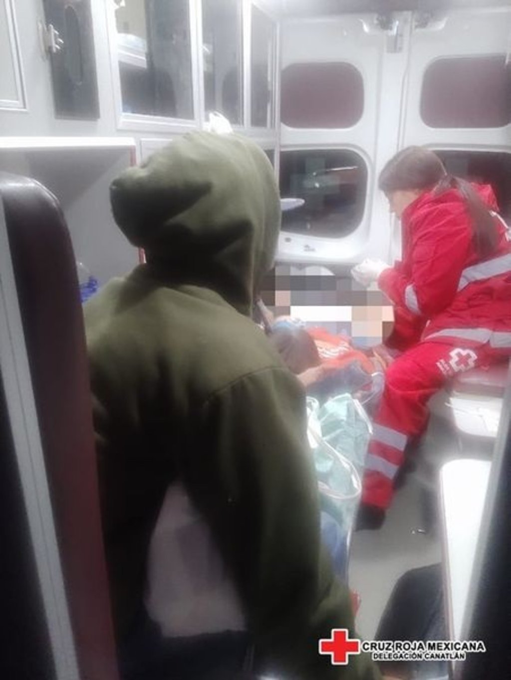 Paramédicos de Cruz Roja Canatlán atendieron un parto en su ambulancia.