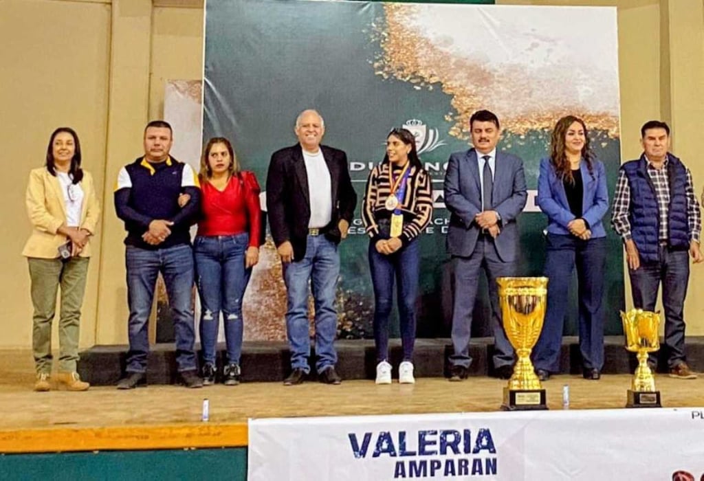 Reconocimiento. El Colegio de Bachilleres de La Forestal reconoció a Valeria Amparán Pizarro por su título mundial.