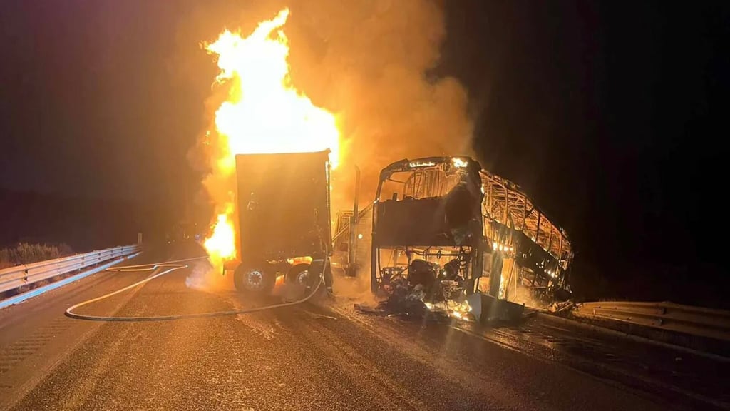 Choca autobús de pasajeros que se dirigía a Durango con tráiler; ambos conductores fallecieron