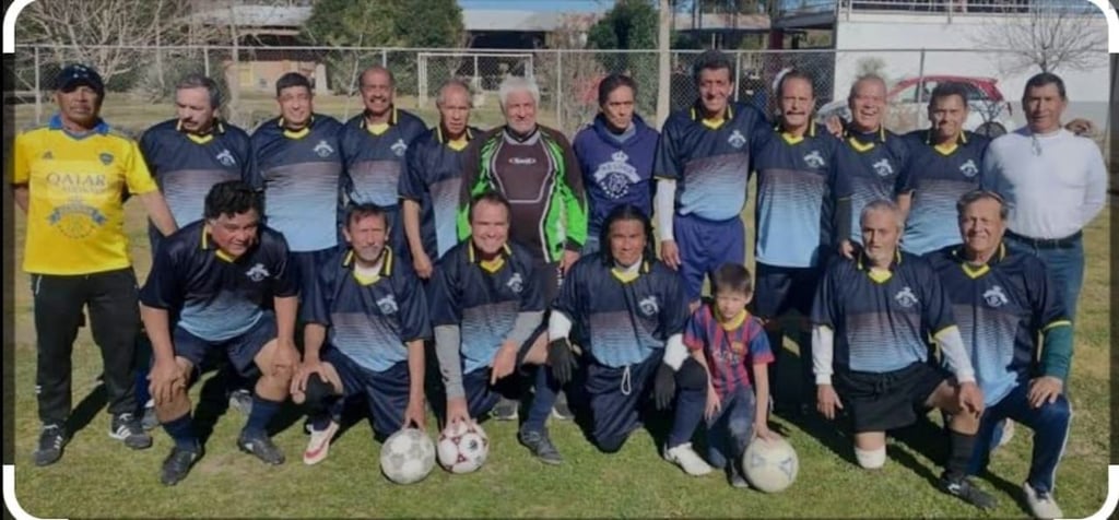 Competencia. En el cierre de la categoría Platino de la Liga de Veteranos, la pelea está muy cerrada.