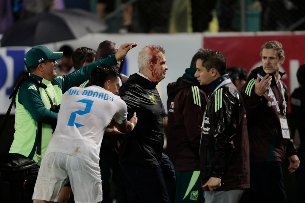 México vs Honduras: Javier Aguirre es herido por afición catracha al finalizar el partido | VIDEO