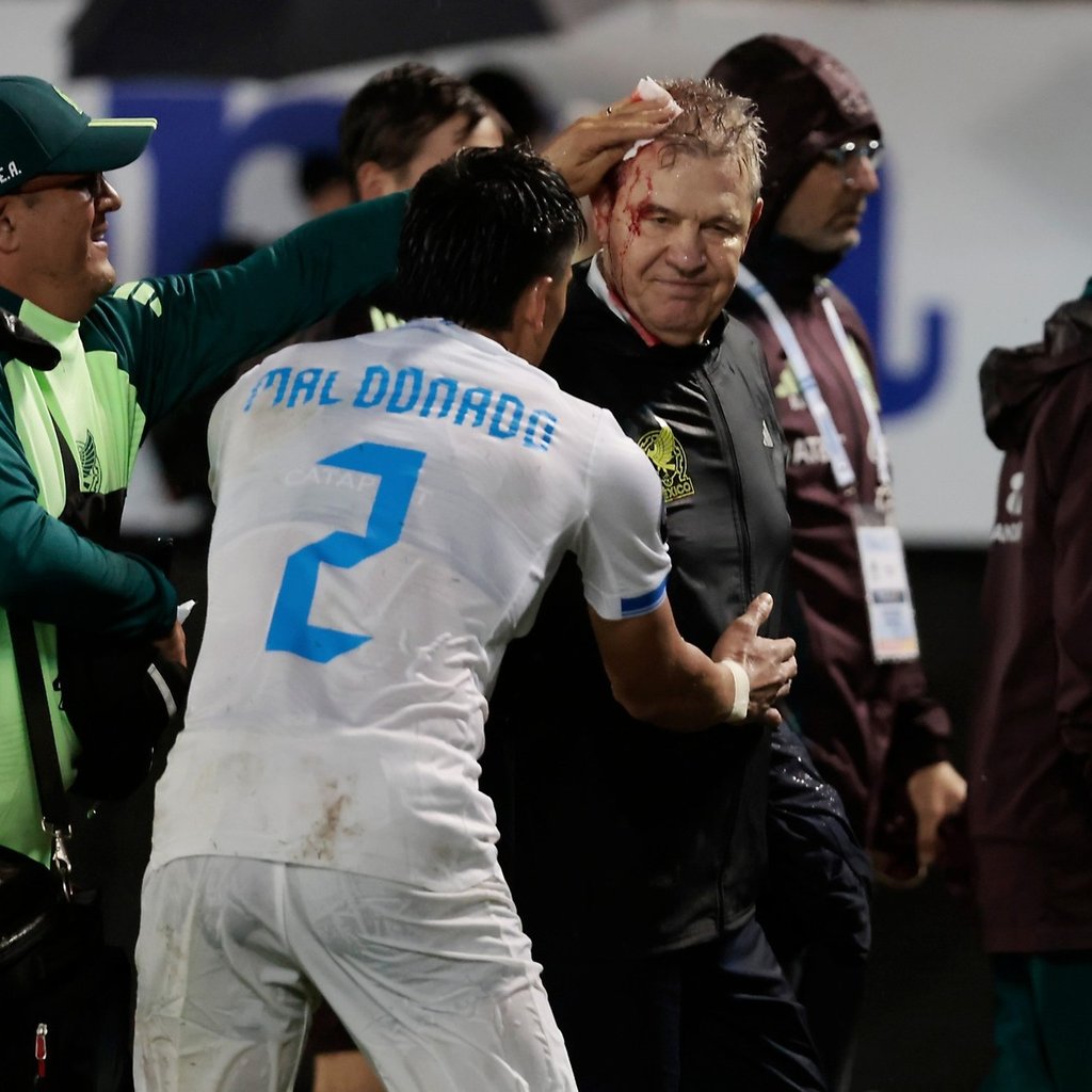 Agresión. Justo al finalizar el partido, en el que el Tricolor perdió (2-0) que Javier Aguirre fue golpeado por una botella en su camino al vestidor.