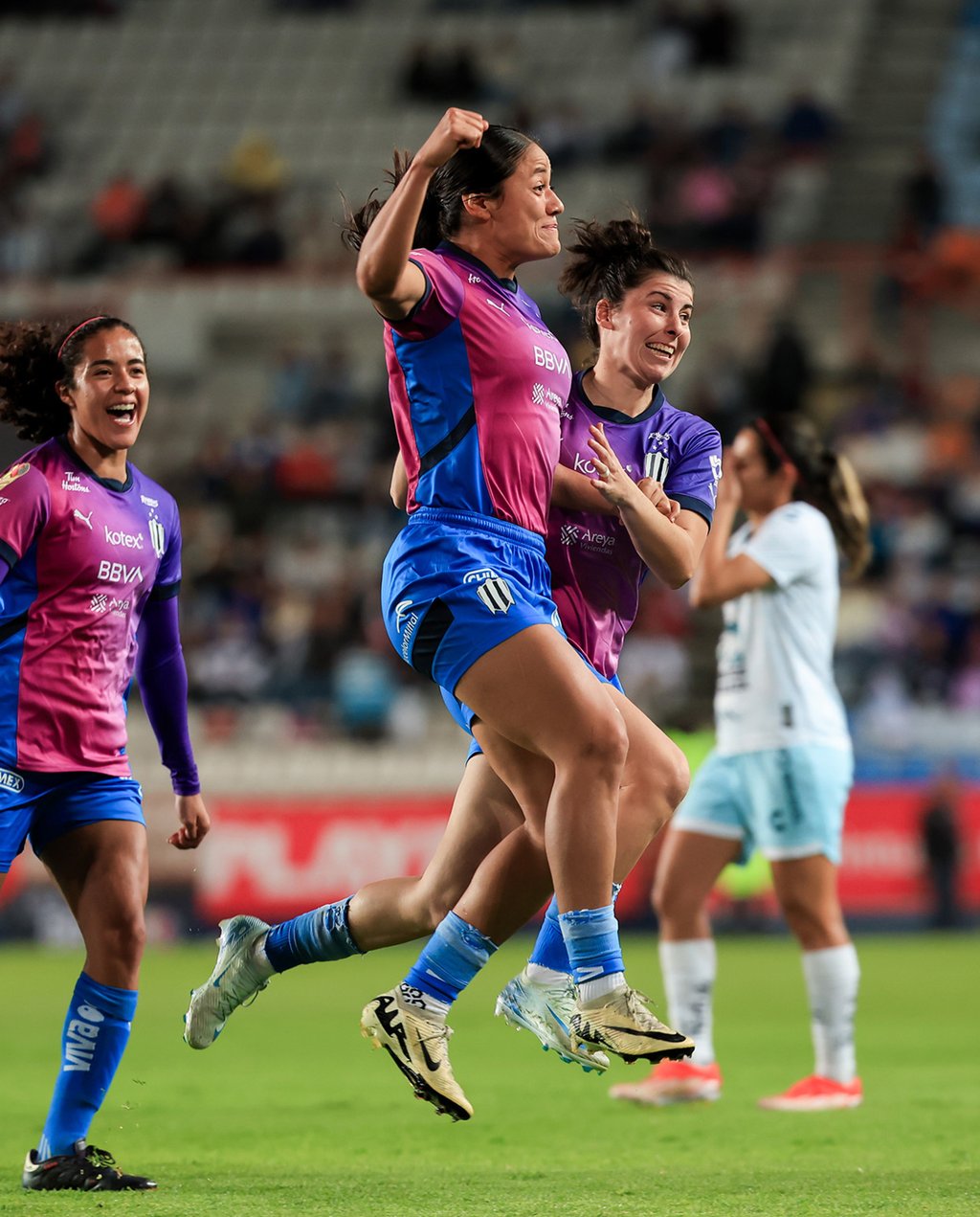 Goleada. Las Rayadas de Monterrey pusieron un pie en la final de la Liga MX Femenil, al golear en la ida de las semifinales al Pachuca.