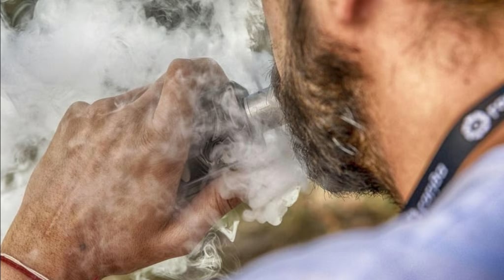 Legislación. La iniciativa tiene como objetivo principal prevenir enfermedades y garantizar entornos más seguros y saludables, particularmente en escuelas y espacios frecuentados por jóvenes. 