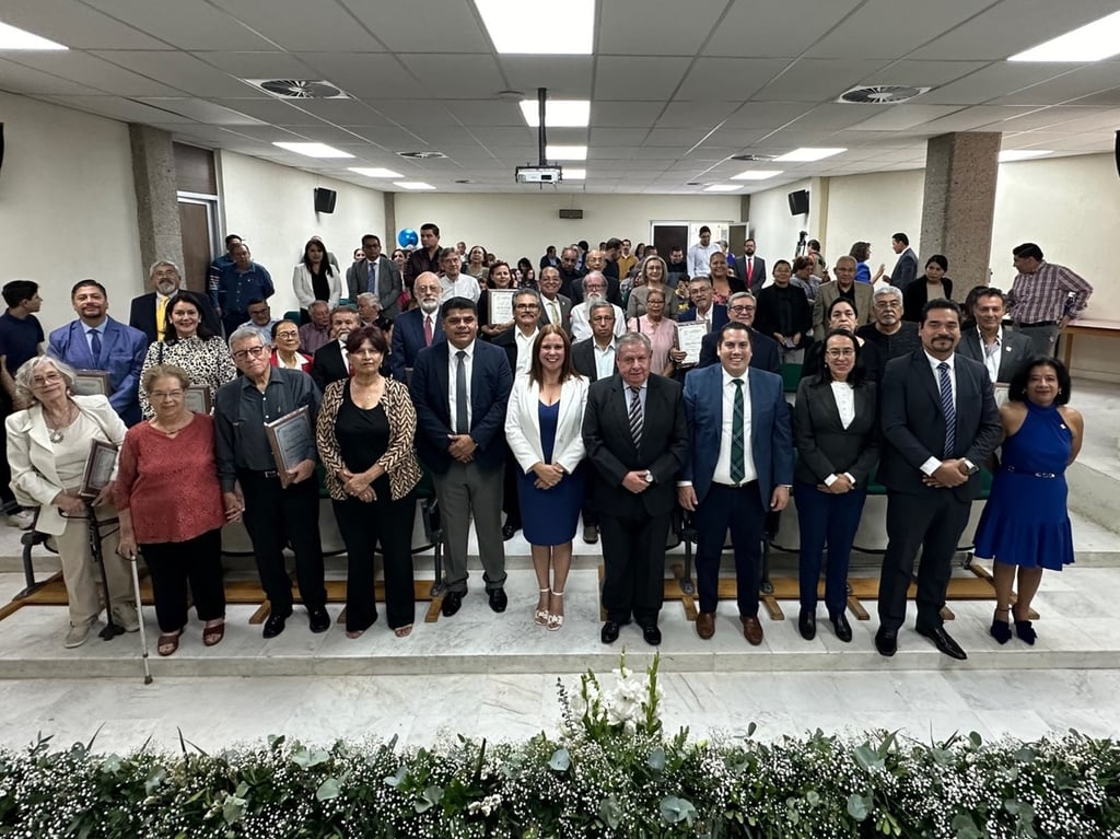 Evento. En una ceremonia solemne, se reconoció la trayectoria de 23 académicos jubilados de la UJED.